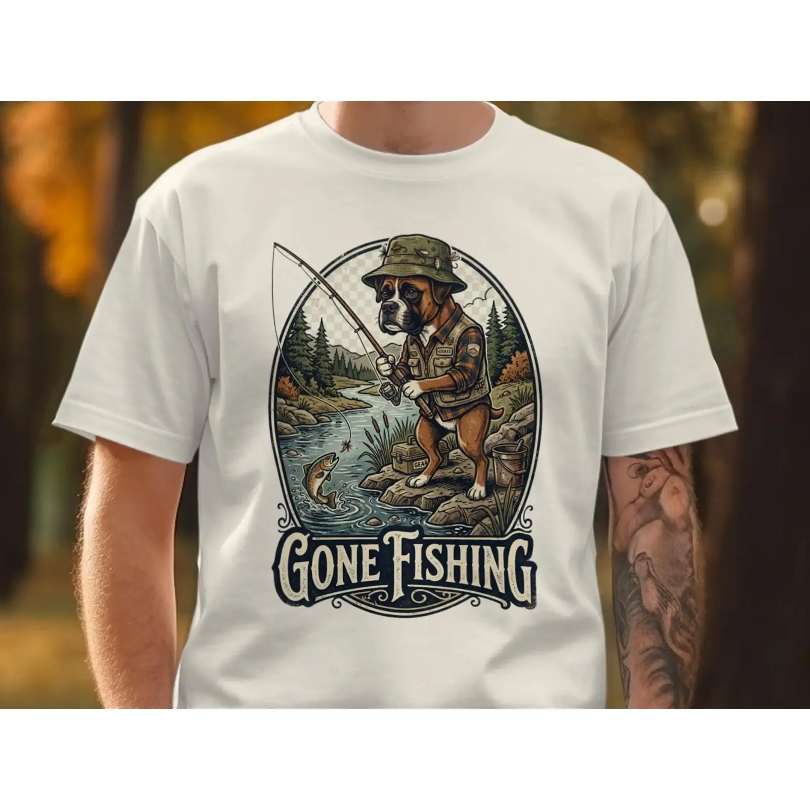 Outdoor Adventure Ideas - T-Shirt „Gone Fishing“ – Lustiges Boxer-Hund-Fischer-Motiv,